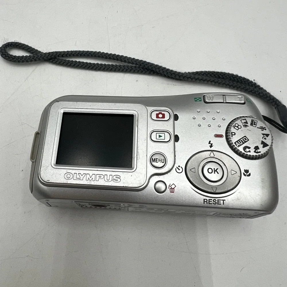 Vintage Olympus Camedia D-435 Digital Camera 5.1 MP 4x Zoom Silver Compact Parts